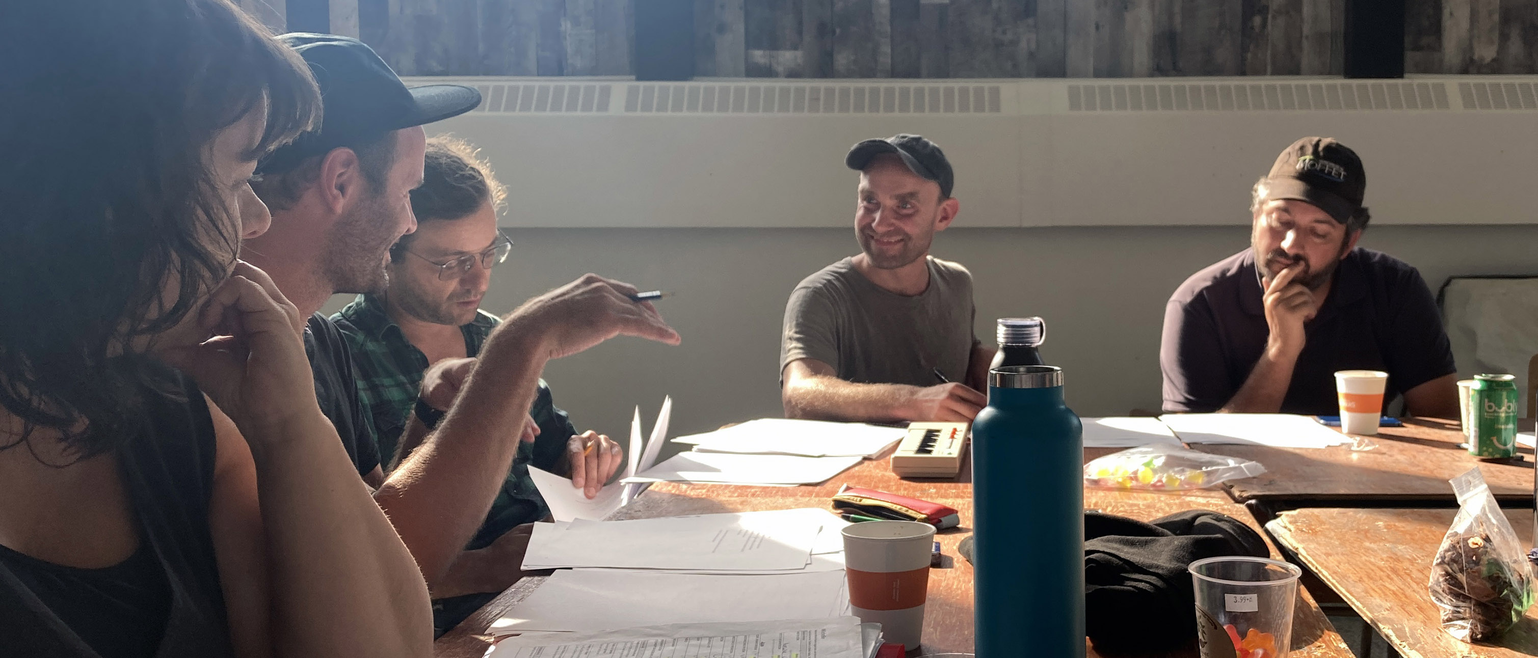 Alexandre Binette, maire du village, au travail avec le directeur artistique, l’auteur et comédien, le chorégraphe, la directrice de production, le scénographe et la conceptrice des éclairages dans le gymnase de l’ancienne école du village.