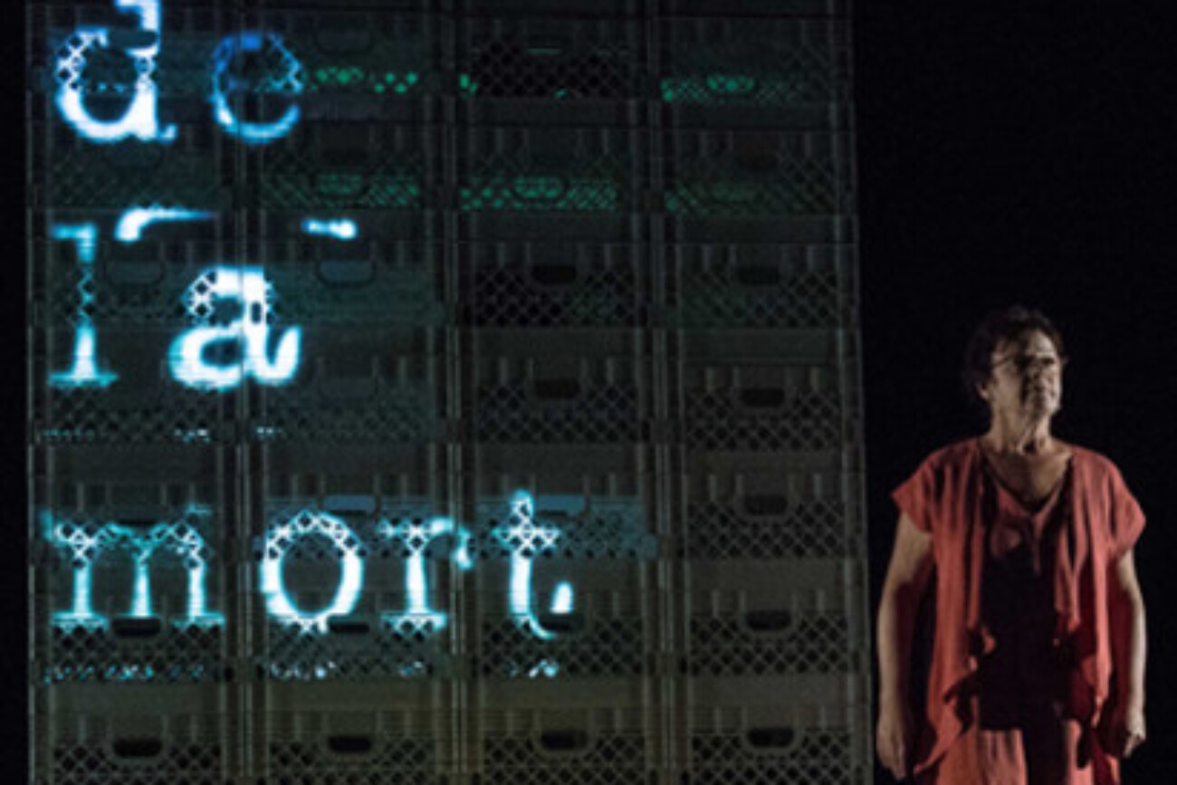 Odette-Caron-un-suaire-en-saran-wrap-theatre-du-tandem