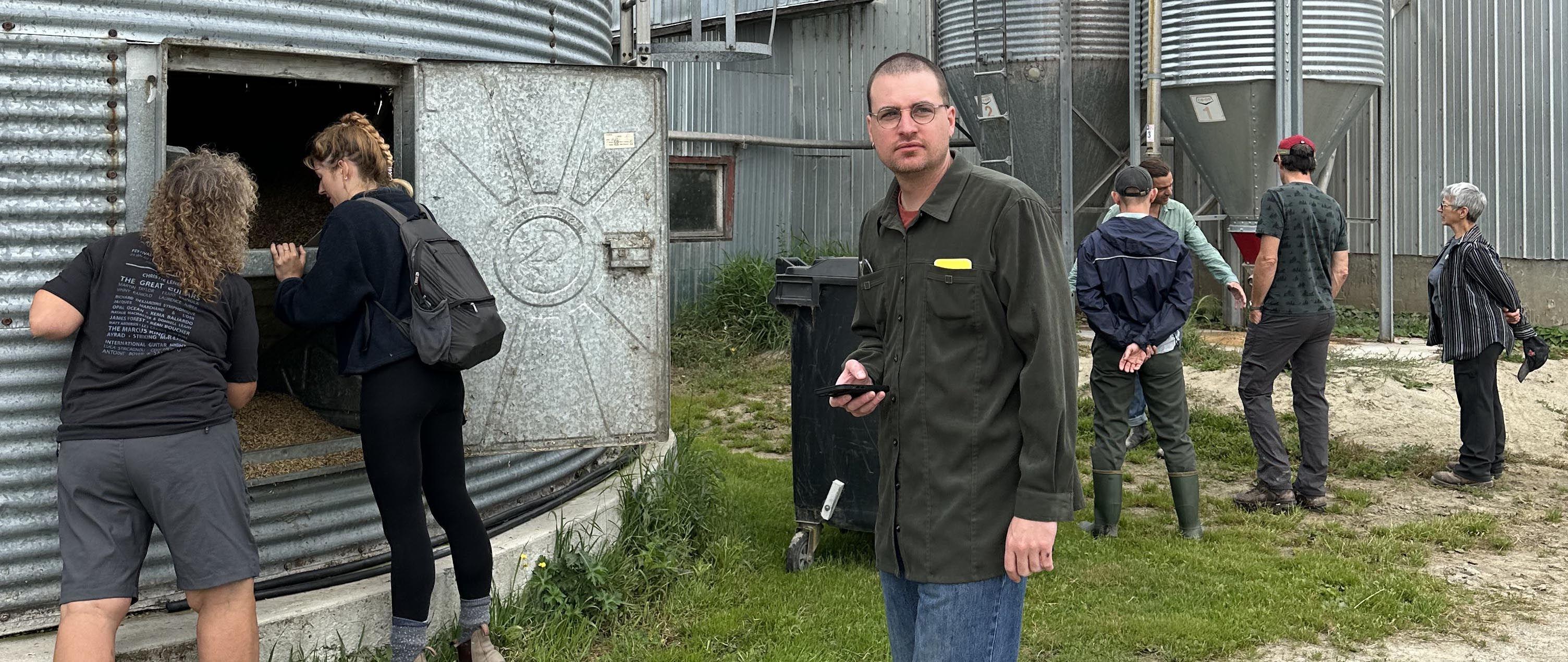 Carl-Mathieu Neher et les conceptrices et concepteurs à la ferme de Sandra Roy.